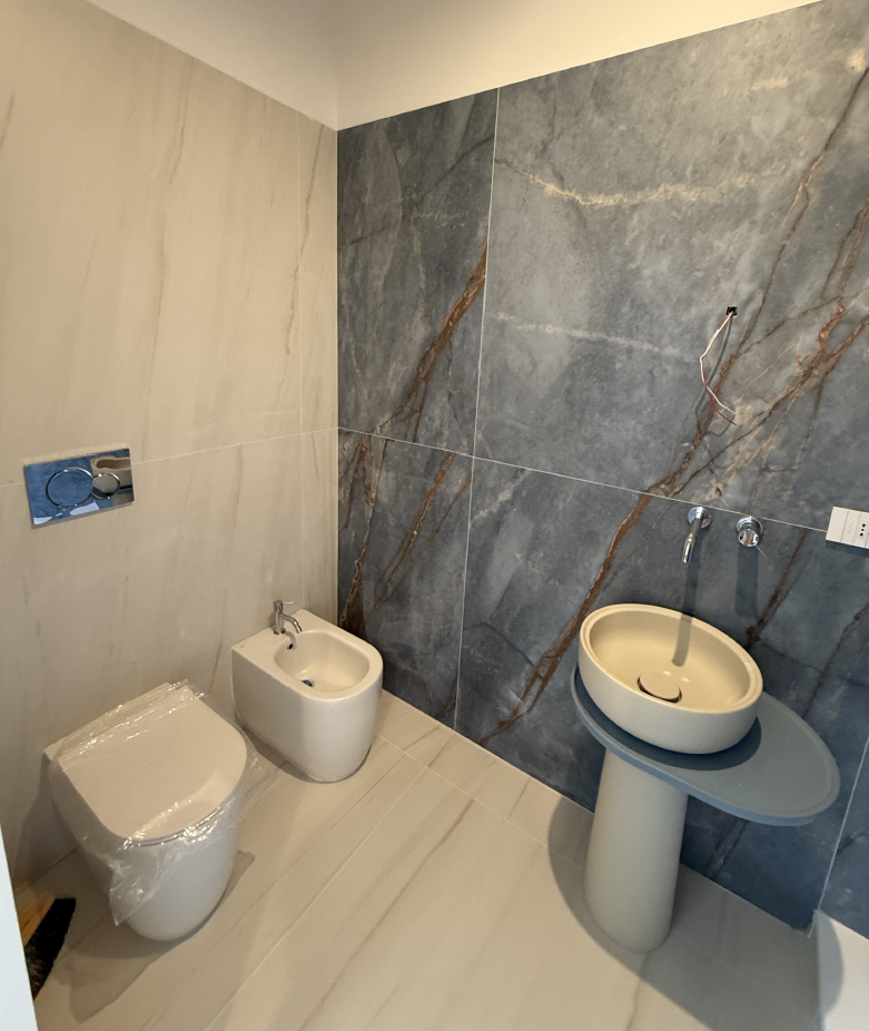 Bagno con rivestimento in marmo