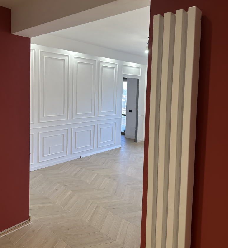 Corridoio con boiserie e parquet a spina