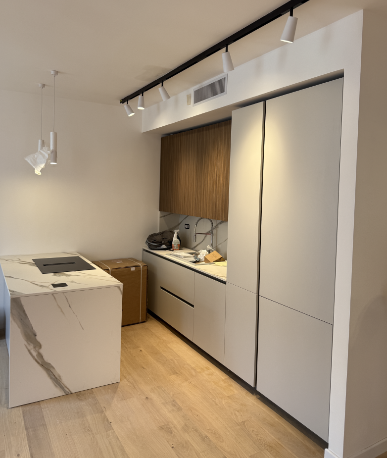 Cucina moderna con isola